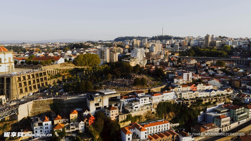 俯瞰多彩城市景观