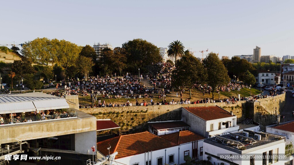 俯瞰城市屋顶与人群景观