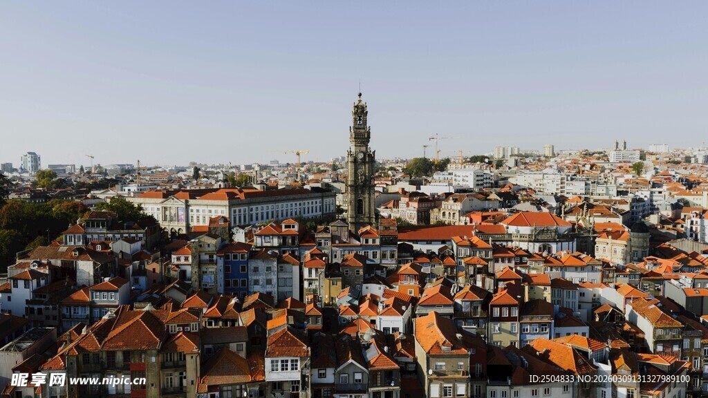 俯瞰色彩斑斓的城市景观