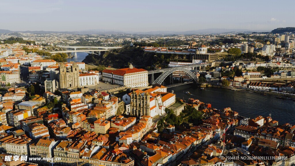 俯瞰城市中的多彩建筑景观