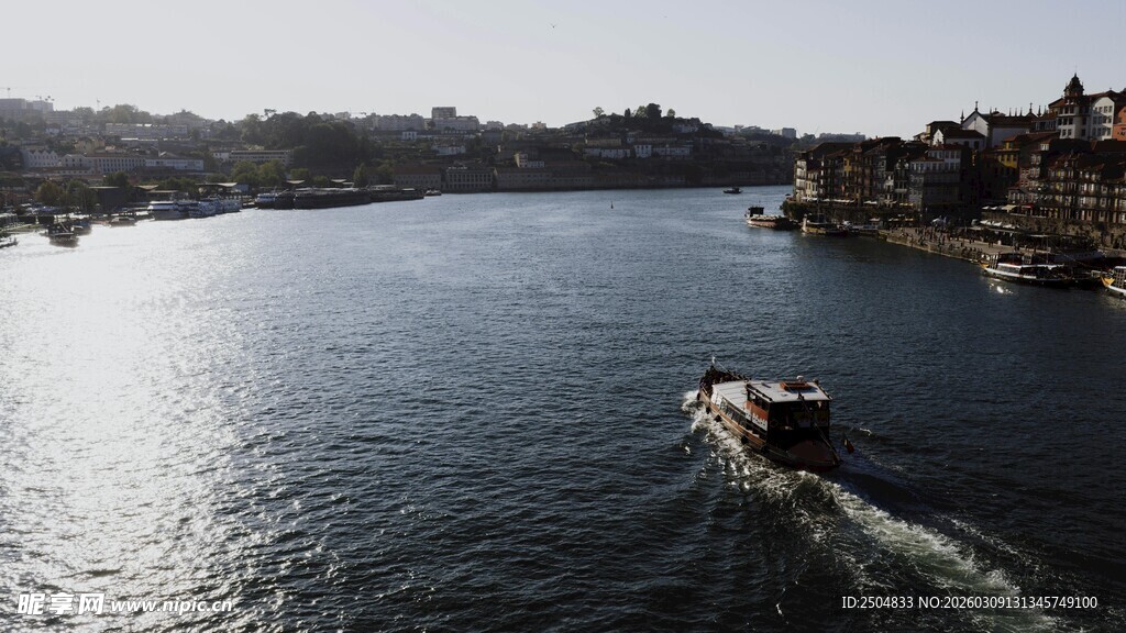 河上船只行驶的美丽风光