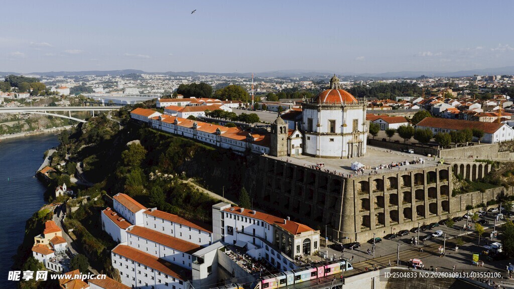 俯瞰城市河畔建筑景观