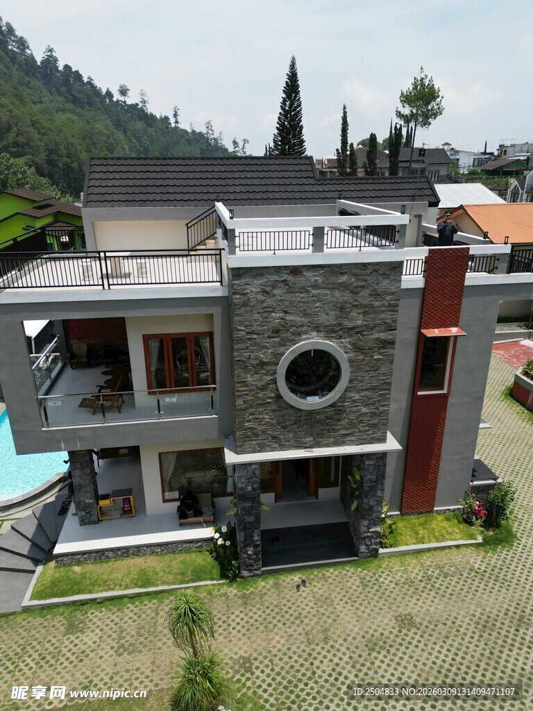 现代风格山间别墅外观