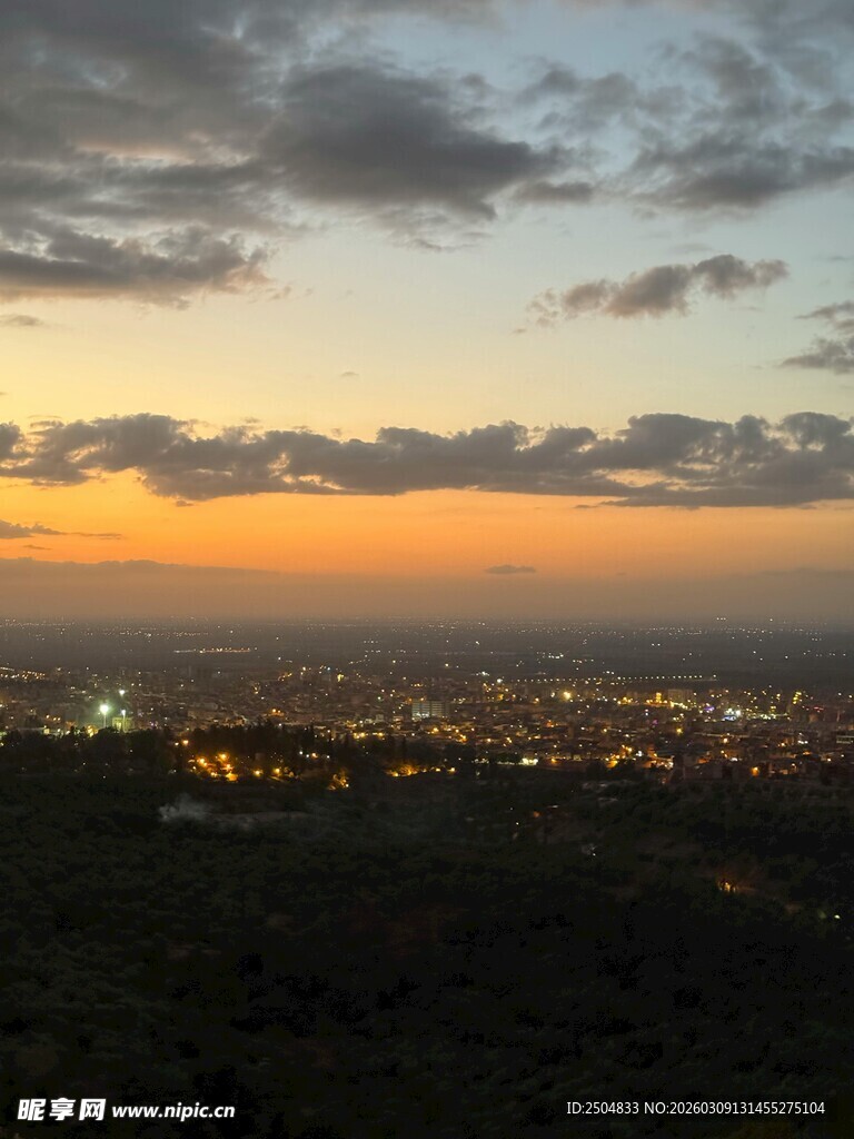 黄昏下的城市天际线美景