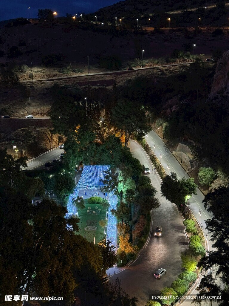 城市夜景中的璀璨道路景观