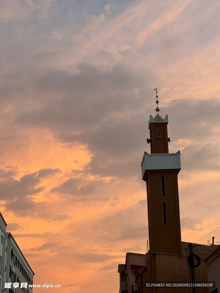 夕阳下的尖顶塔楼