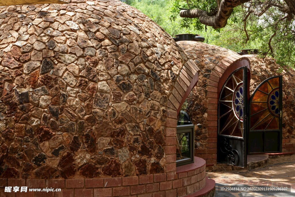 独特石砌圆顶建筑景观