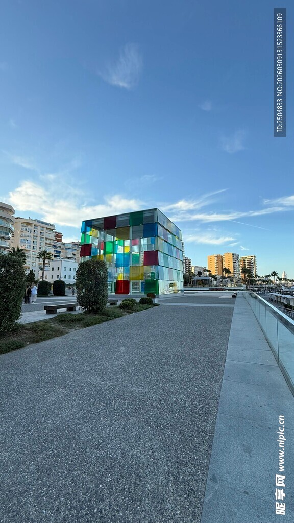 彩色建筑旁的开阔道路