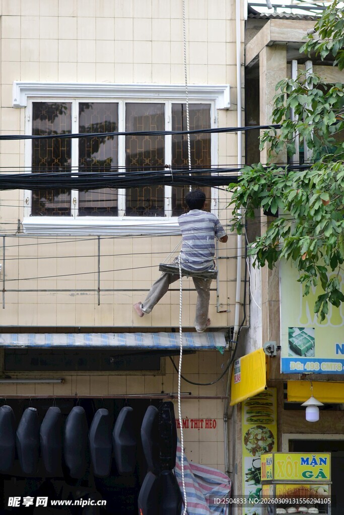 男子攀爬高楼外墙体