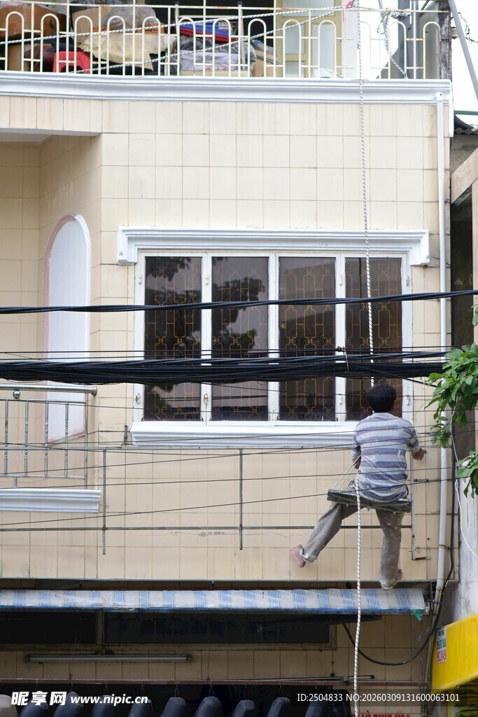 工人高空作业维修窗户