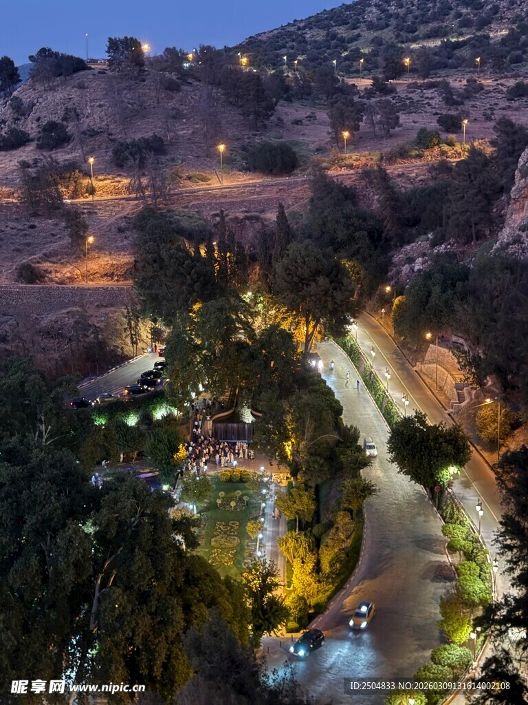 夜幕下的美丽城镇景观