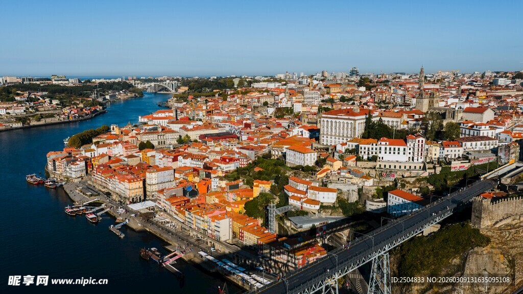 俯瞰色彩斑斓的河畔小镇