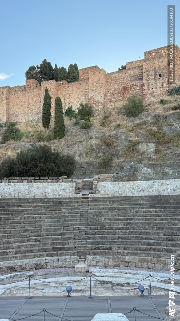 古老城墙下的开阔场地