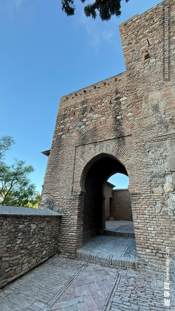 古老石拱门建筑景观