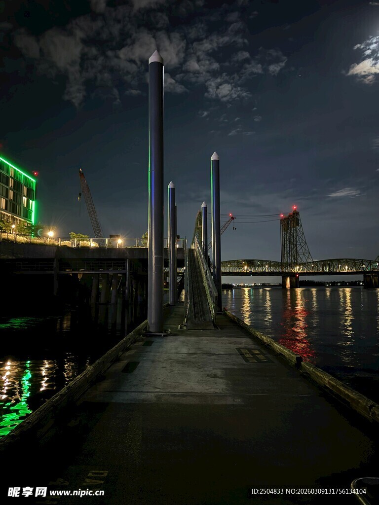 夜晚河畔的静谧栈桥景色