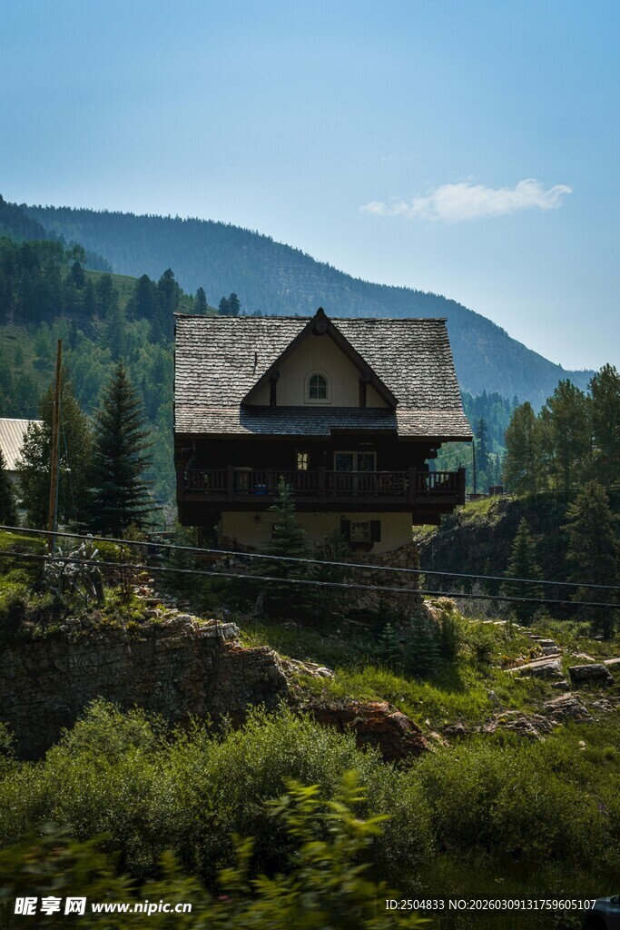 山间木屋 隐于绿意之中