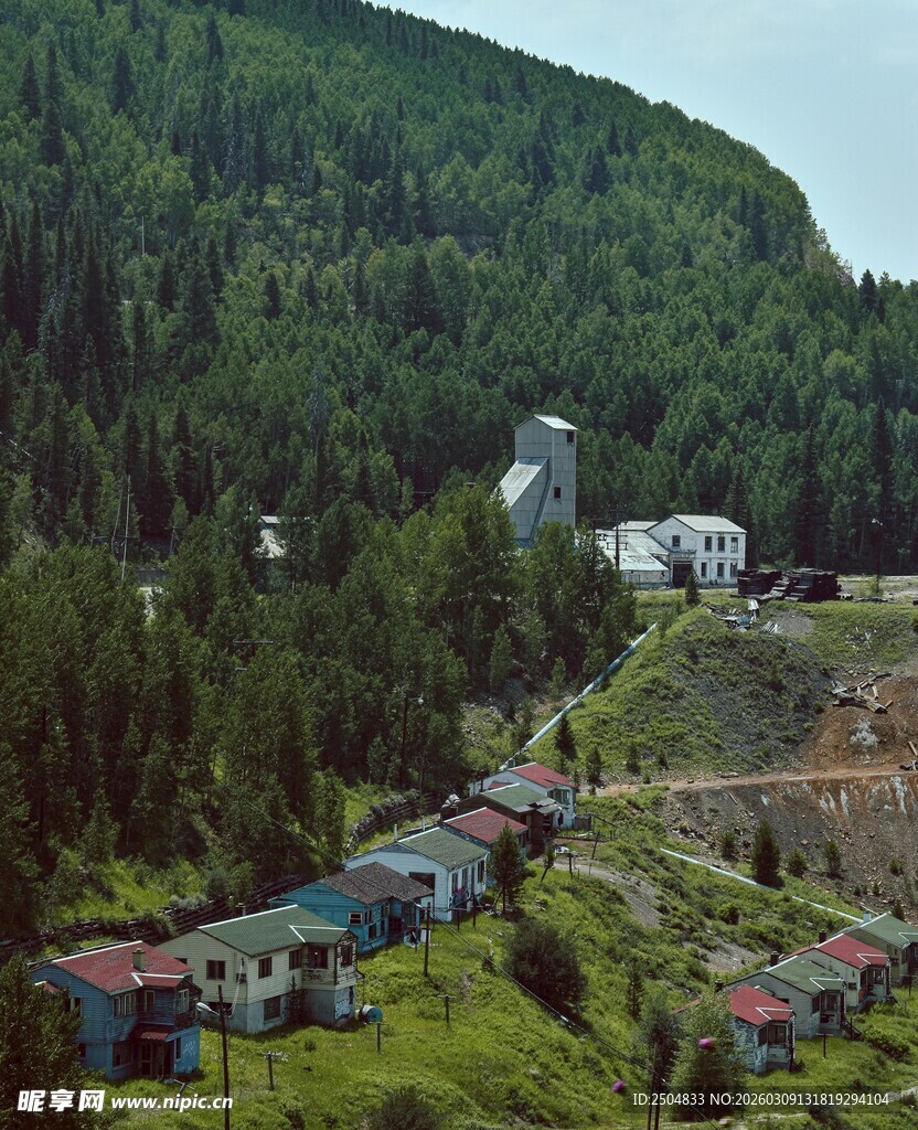 山间多彩小屋与茂密森林
