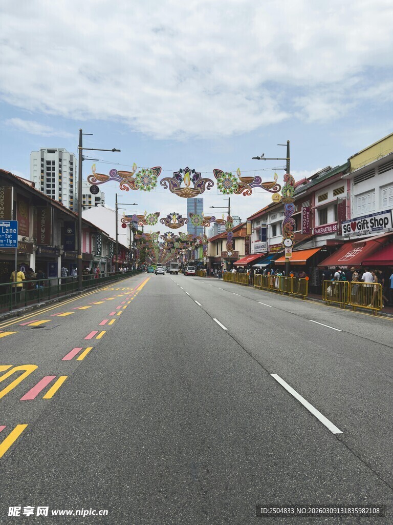 小镇空旷街道景象