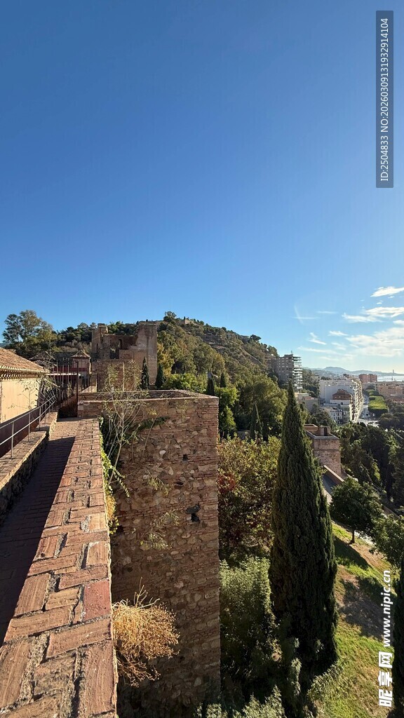 古老城墙与周边自然景致