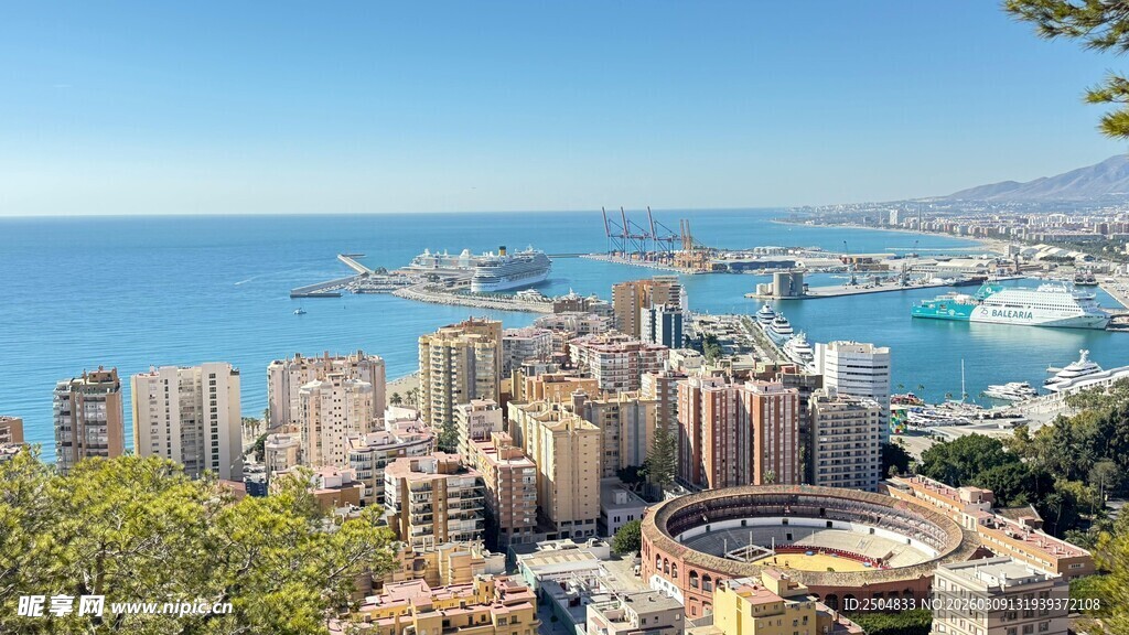 俯瞰城市与碧海美景