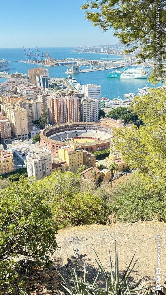 俯瞰美丽的海滨城市风光