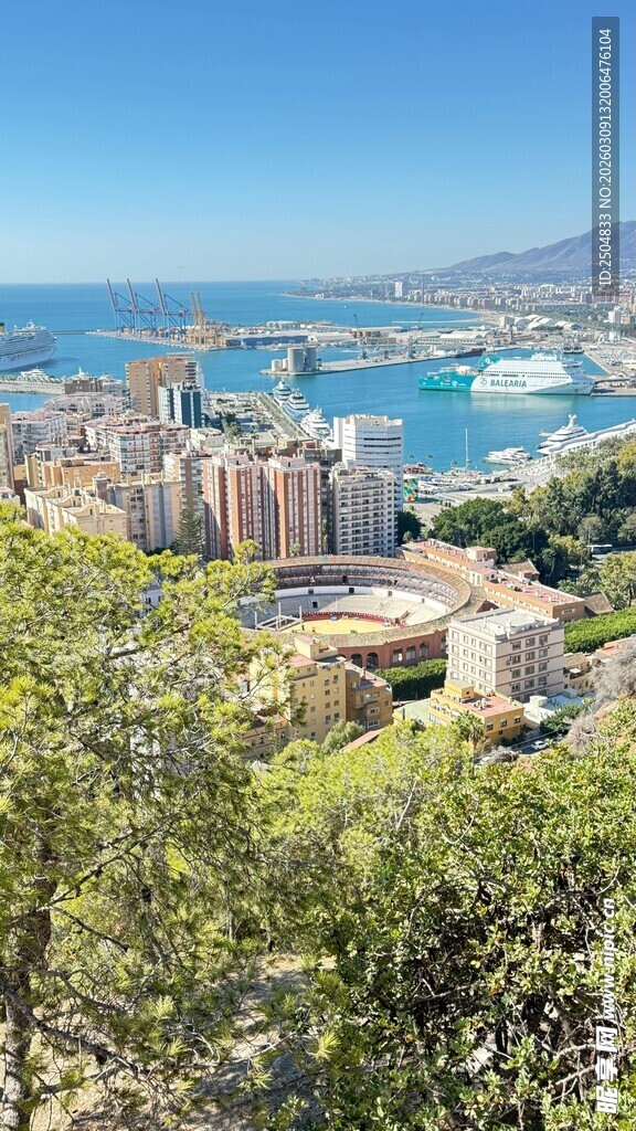 俯瞰海滨城市美丽景致