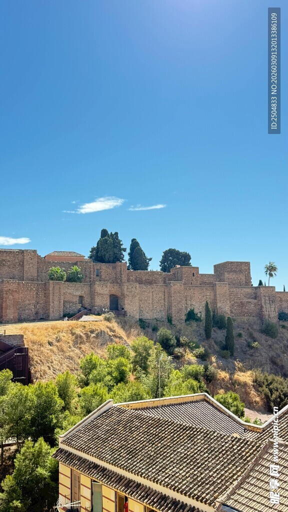古老城墙下的房屋景观