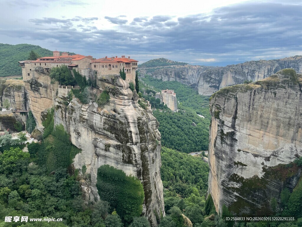 悬崖上的修道院奇观