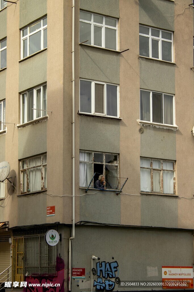 多 居民楼外观景象