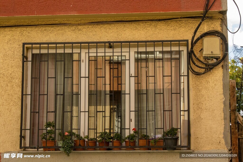 带铁栅栏窗户的温馨小屋