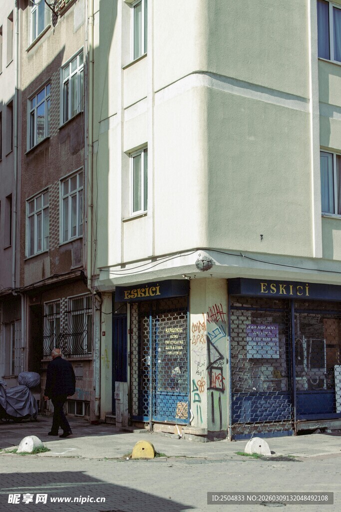 街角待租的商铺