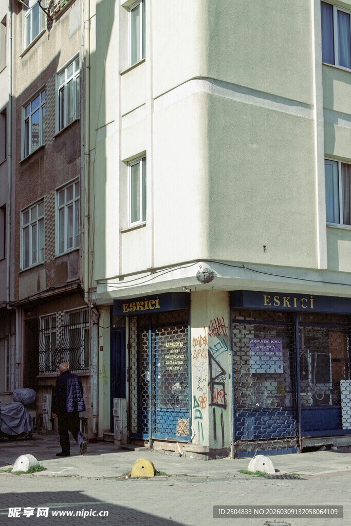 街角的商铺建筑外观