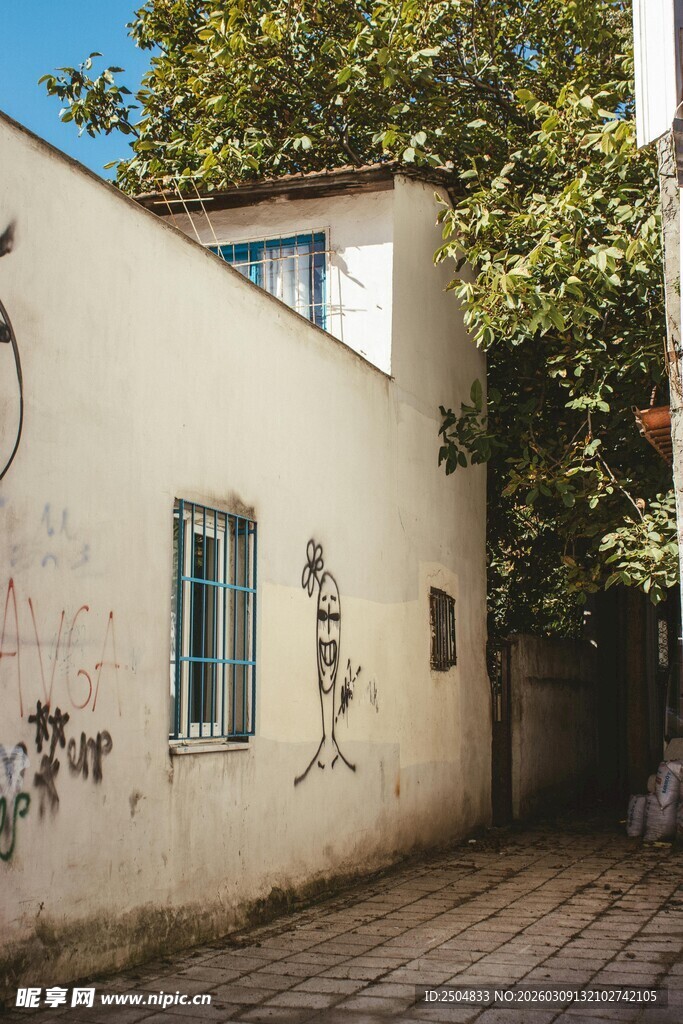 古朴小巷中的白墙小屋