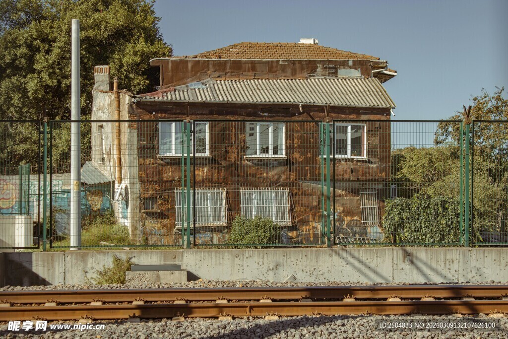 铁轨旁的老旧两层建筑