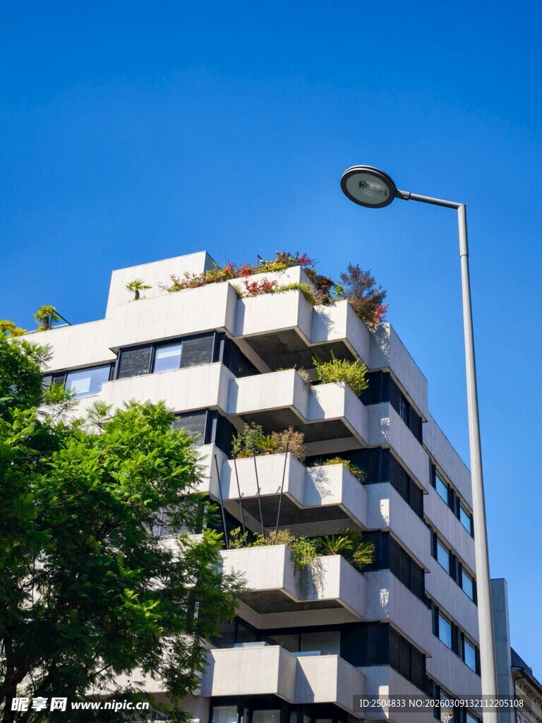 绿植装点的现代多层建筑