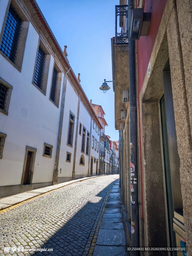 阳光照耀下的古朴街道