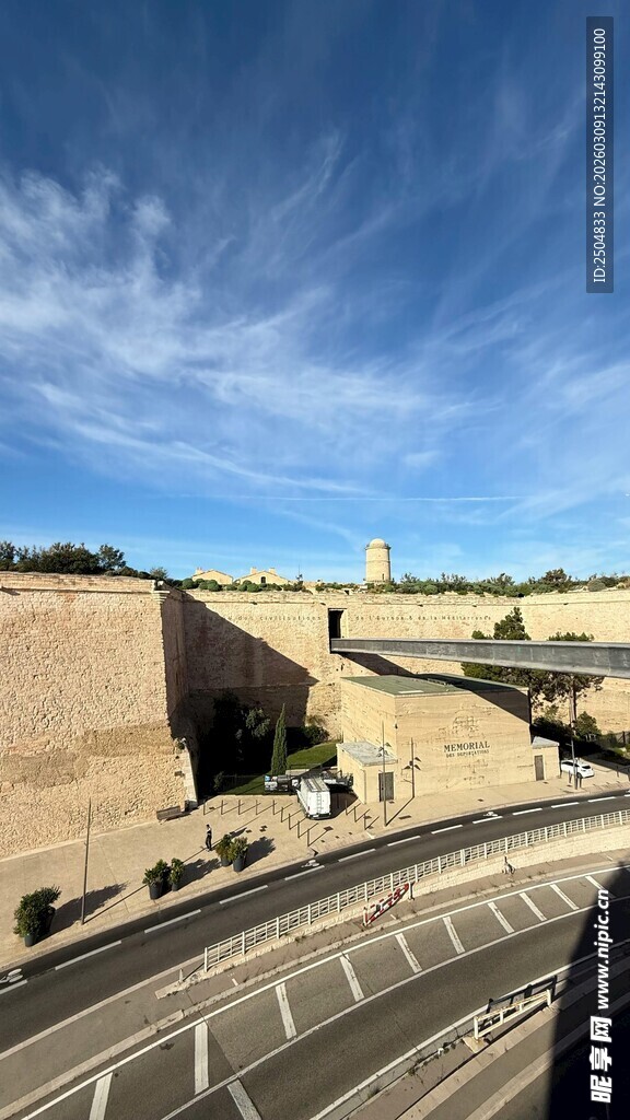 城市道路与开阔天空景观