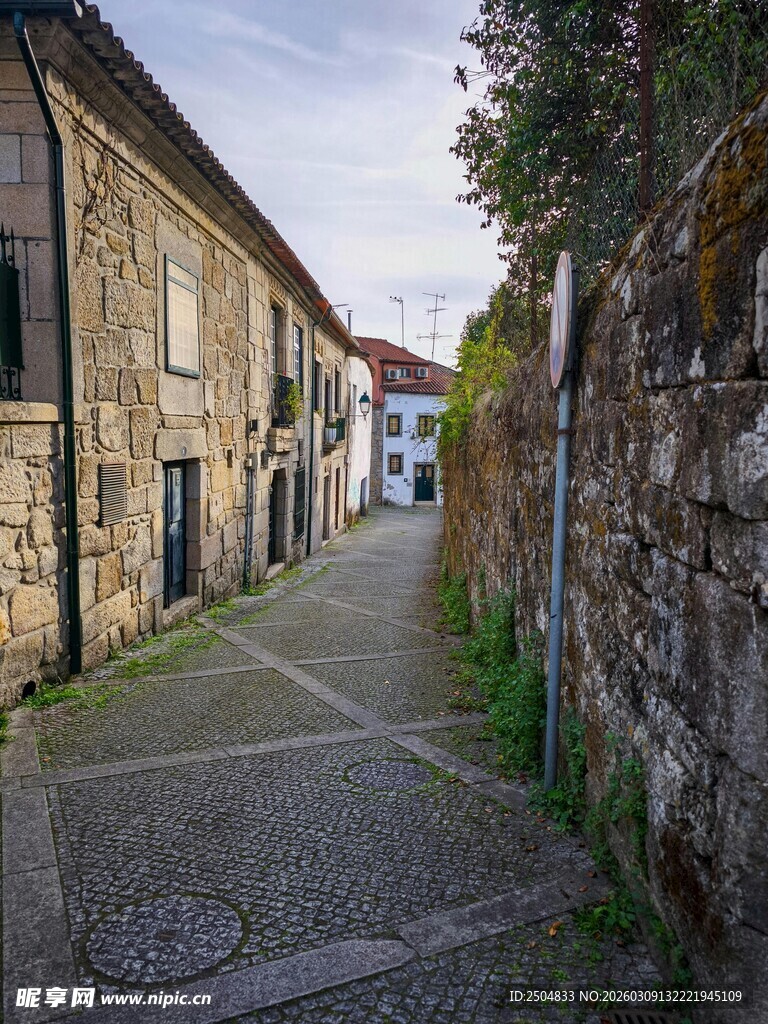 古老小巷的静谧风景