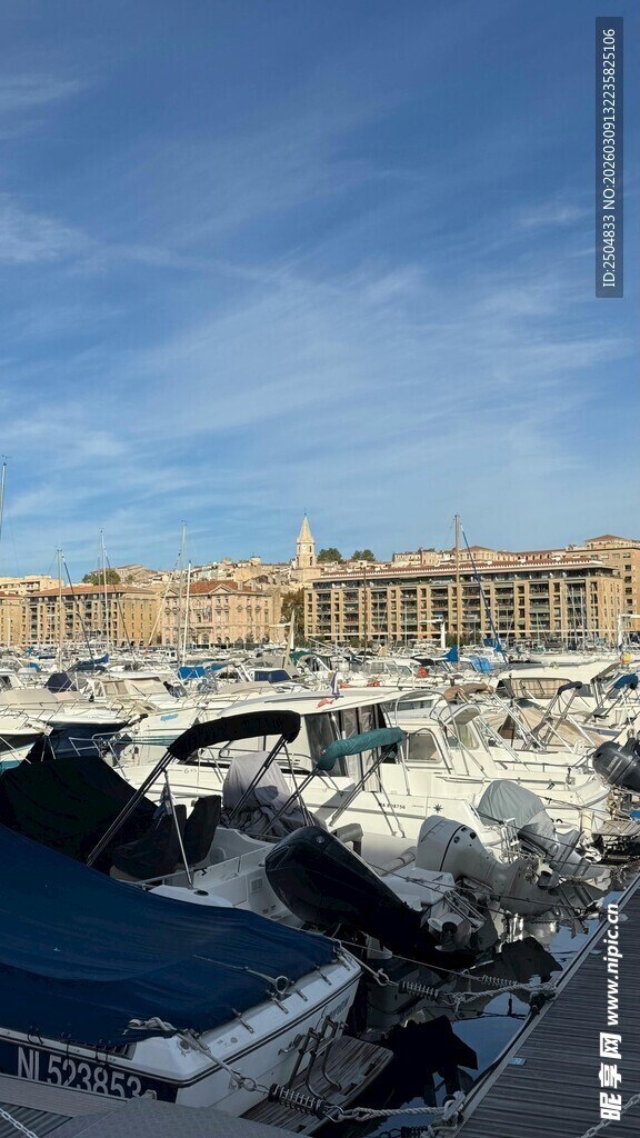 港口停泊的众多船只景观