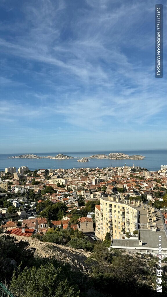 俯瞰城市与远处海景