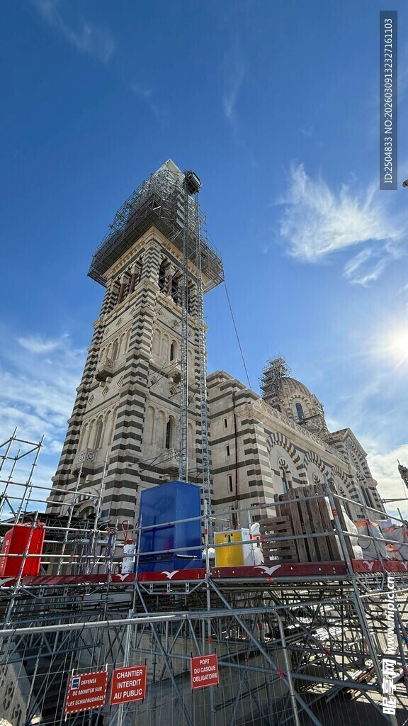 城市中施工的高耸钟楼