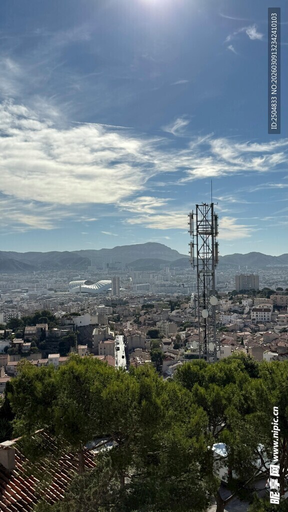 城市天际线与高耸电视塔