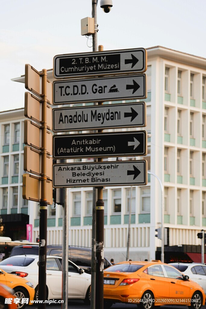 纽约街头多方向指示路牌