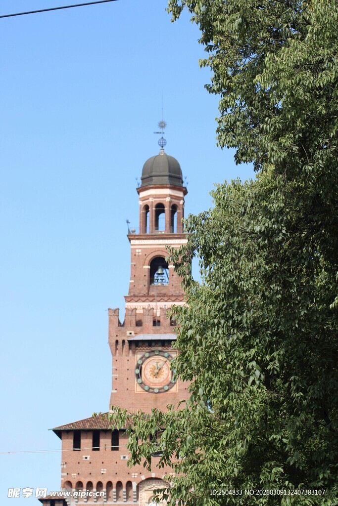 古老钟楼掩映于绿树间