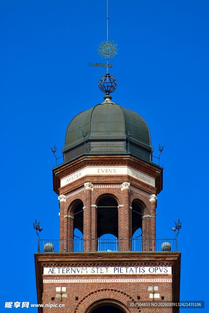 欧式钟楼建筑特写