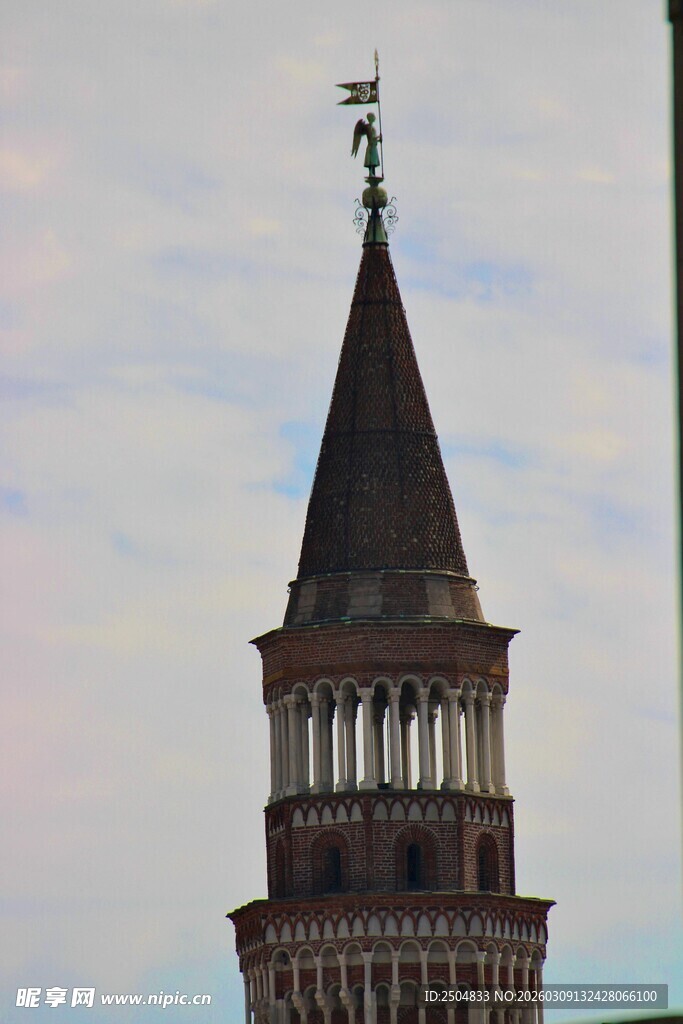 尖顶钟楼建筑景观