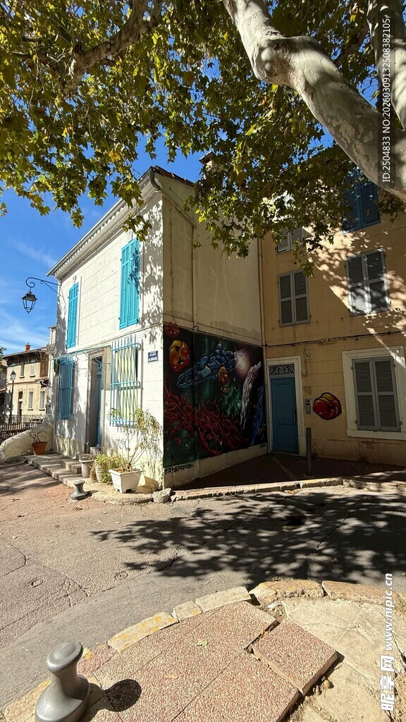 阳光下的欧式街边建筑