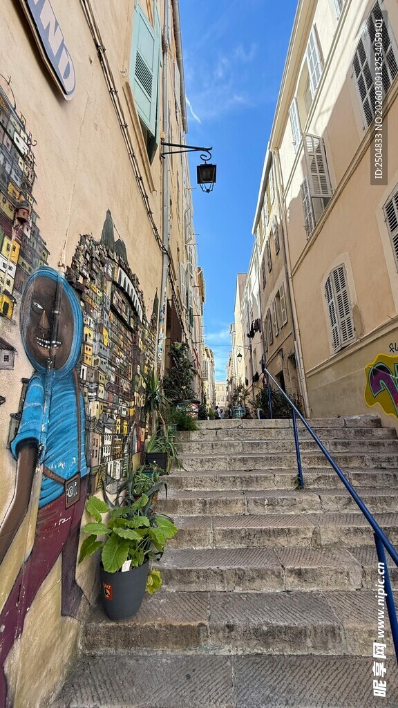 彩色涂鸦装点的狭窄街巷