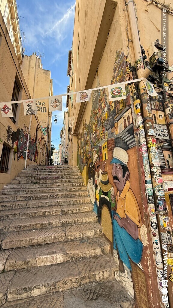 彩色涂鸦装点的古老石阶