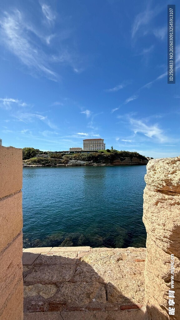 透过石墙望碧海蓝天城堡